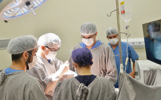 Cirurgia bariátrica é realizada por videolaparoscopia, técnica minimamente invasiva feita por pequenas incisões no abdômen, por onde são inseridos câmera e instrumentos cirúrgicos