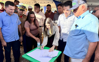  Representando o secretário de Estado da Saúde, Carlos Felinto, a chefe de gabinete da SES-TO, Débora Okabaiashi, participou da assinatura da ordem de serviço para a construção do Hospital da Mulher e Maternidade de Araguatins.