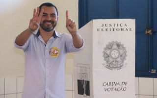 Wanderlei Barbosa, vice de Carlesse, na cabine de votação