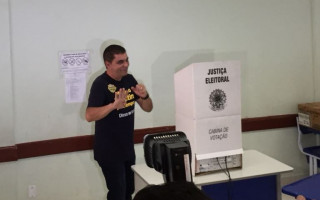 Carlos Amastha vota em Palmas e se diz confiante na vitória