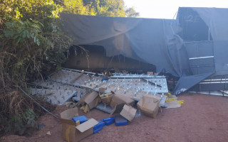 Tabletes de drogas foram encontrados em meio à carga de um caminhão que tombou na BR-010.