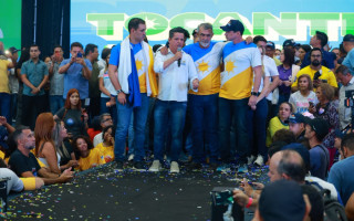 Jorge Frederico cumprimenta apoiadores antes de subir ao palco durante lançamento de sua pré-candidatura em Araguaína