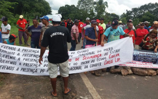 Manifestantes pedem a presença do INCRA.