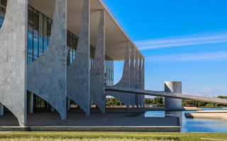 Governo brasileiro afirma que aplicará a Lei da Reciprocidade após tarifa dos EUA.