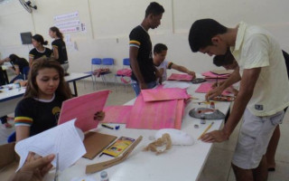 Estudantes produzem arte por meio do projeto Batuque, na Escola Estadual de Cristalândia