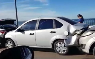 Seis veículos se engavetam na Ponte FHC, sobre o Lago de Palmas.