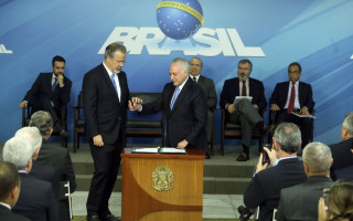 O ministro da Segurança Pública, Raul Jungmann, e o presidente Michel Temer durante cerimônia de sanção da lei que cria o Sistema Único de Segurança (SUSP), no Palácio do Planalto.