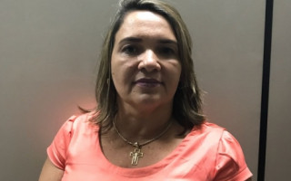 Advogada Mychelyne, na delegacia, durante registro de ocorrência policial.