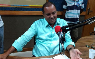 Vicentinho durante entrevista na rádio Sucesso FM, 96,1.