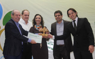 Prefeito Ronaldo Dimas recebeu o prêmio acompanhado o secretário municipal do Meio Ambiente, Ângelo Marzola Júnior, e da gestora da Reciclarte, Valéria Elias