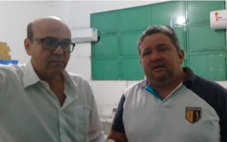 À esq.,Prefeito de Formoso do Araguaia, Wagner da Gráfica, ao lado de um dos médicos da cidade.