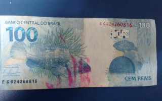 Uma das cédulas apreendidas estava manchada de rosa, dispositivo de segurança utilizado nos caixas eletrônicos.