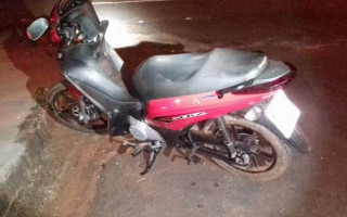 Mulher ficou gravemente ferida após moto em que pilotava bater na traseira de carro.