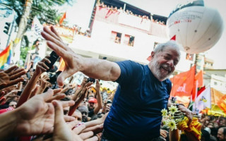 Lula às vésperas de se entregar à Polícia Federal