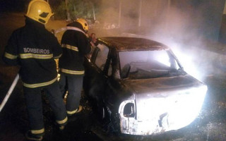 Quando a equipe chegou ao local o veículo já havia sido consumido pelas chamas.