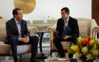 No Palácio Araguaia, o ministro da Saúde Gilberto Occhi se reúne com secretário estadual Renato Jayme