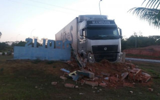 Motorista perdeu o controle e colidiu contra o letreiro que forma a palavra Darcinópolis