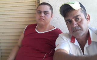 Eurismar e o filho Ícaro Gabriel vivem em chácara no município de Colméia.