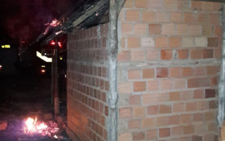 Casa incendiada no povoado Água Amarela