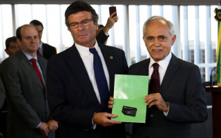 O presidente do TCU, Raimundo Carreiro entrega ao presidente do TSE, Luiz Fux a lista de responsáveis com contas julgadas irregulares para fins eleitorais.
