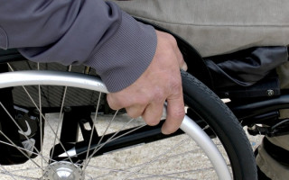 Saul sofreu traumatismo raquimedular na altura das vértebras, causando paraplegia.