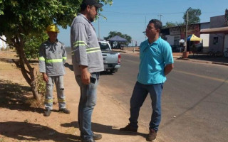 Vereador Edimar Leandro e equipe do Departamento de Iluminação Pública no Setor Costa Esmeralda