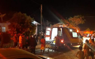 Jovens foram atingidos nas pernas, pés e um levou tiro de raspão na barriga.