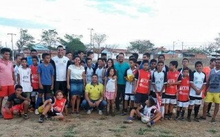 A escolinha de futebol no Campo do Jardim das Flores atende 150 crianças e adolescentes