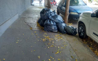 Lixo na porta de escola no Bairro São João