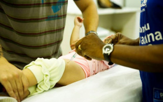 Crianças com idade entre 1 ano e menores de 5 devem ser vacinadas contra a pólio e o sarampo.