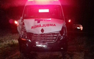 Ambulância ficou parcialmente destruída e três pessoas tiveram ferimentos leves.