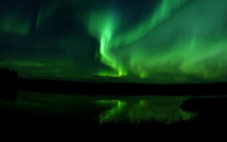 Auroras boreais são efeitos visuais da precipitação de partículas energéticas na terra