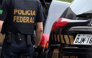 Ao menos 18 Policiais Federais cumprem mandados em duas cidades.