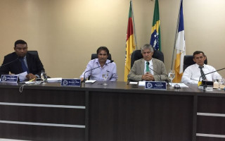 Convidados durante a sessão na Câmara de Araguaína