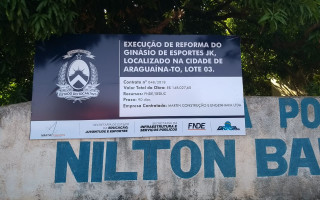 Placa da obra de reforma do Ginásio do bairro JK em Araguaína