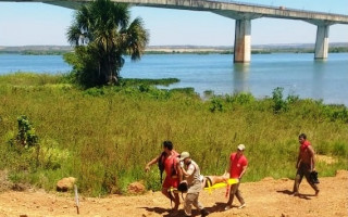 Mulher foi resgatada com vida e levada para o hospital.