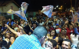 Comício na noite desta terça-feira, 4, na Rua do Comércio, em Sítio Novo.