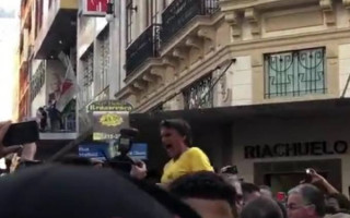 Bolsonaro leva facada durante caminhada em Minas Gerais.