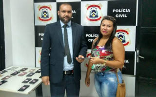 Delegado Marivan entrega celular recuperado a verdadeira dona.