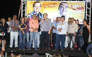 Candidato à reeleição Mauro Carlesse durante comício em Gurupi.