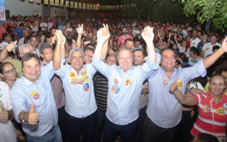 Governador e candidato à reeleição Mauro Carlesse (PHS) durante comício em Palmas.