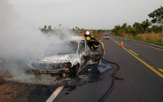Carro foi destruído pelas chamas