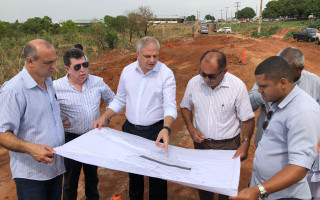 Secretário de Estado das Cidades e Infraestrutura, Claudinei Quaresmin na cratera da TO-222.