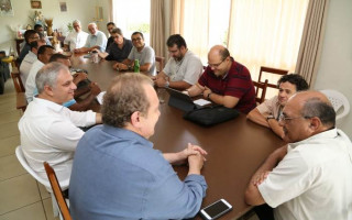 Governador e candidato à reeleição, Mauro Carlesse em encontro com padres.