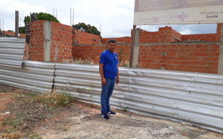 No setor Coimbra, Edimar Leandro visitou a construção da USB, cuja obra está em atraso.