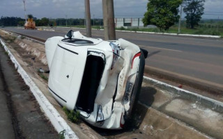 Veículo foi arremessado para fora da pista