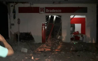 Prédio da agência do Bradesco de Colmeia parcialmente destruído.