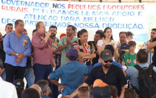 Governador e candidato à reeleição durante reunião com pequenos produtores rurais