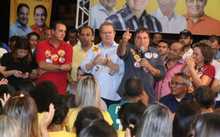 Candidato ao Senado César Halum durante reunião em Gurupi.