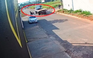 Video mostra colisão entre moto e caminhão